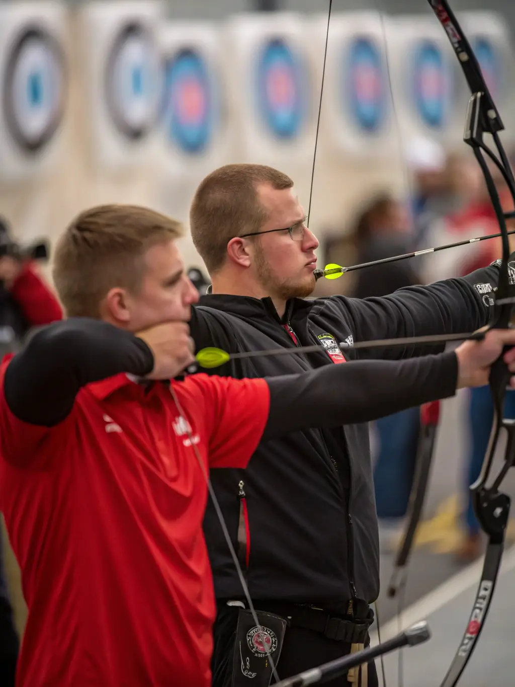 A group of archers participating in a target archery workshop at 1ERE COMPAGNIE DES ARCHERS VIERZONNAIS, learning advanced aiming techniques.
